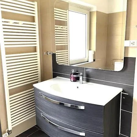 Near Duesseldorf Messe And Airport, Two Bedrooms, Parking, Kitchen And Garden Duisburg