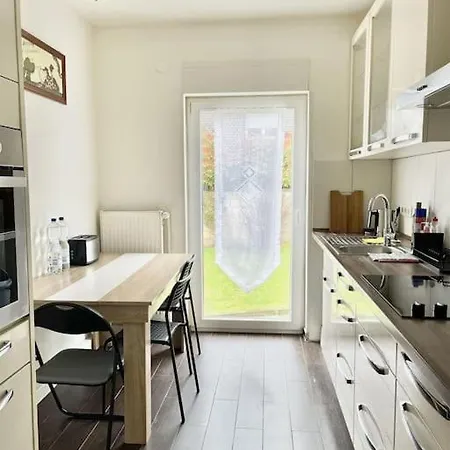 Near Duesseldorf Messe And Airport, Two Bedrooms, Parking, Kitchen And Garden Daire *