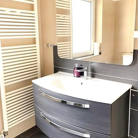 Near Duesseldorf Messe And Airport, Two Bedrooms, Parking, Kitchen And Garden 公寓 杜伊斯堡
