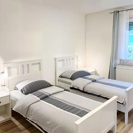 Near Duesseldorf Messe And Airport, Two Bedrooms, Parking, Kitchen And Garden 公寓 *