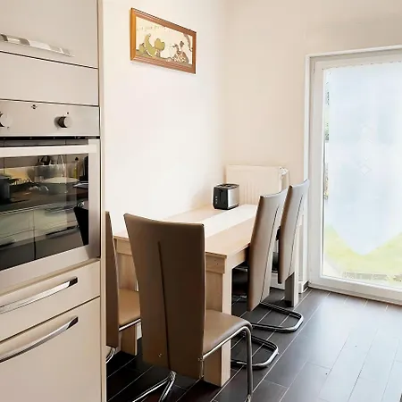 Near Duesseldorf Messe And Airport, Two Bedrooms, Parking, Kitchen And Garden 公寓 杜伊斯堡