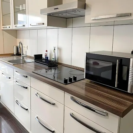 Near Duesseldorf Messe And Airport, Two Bedrooms, Parking, Kitchen And Garden 公寓 *