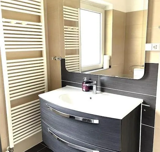 Near Duesseldorf Messe And Airport, Two Bedrooms, Parking, Kitchen And Garden Duisburg